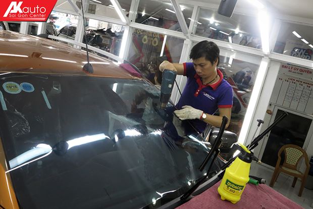 Quy trình dán phim cách nhiệt VOX chuẩn cho xe ô tô 1 dan phim cach nhiet cho xe oto 20 1496110466.13549